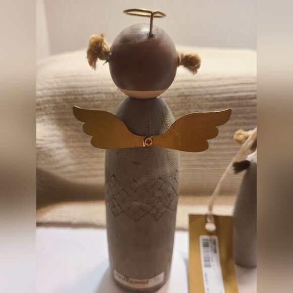 Cement Angel's Holiday Decor - Picture 5 of 6